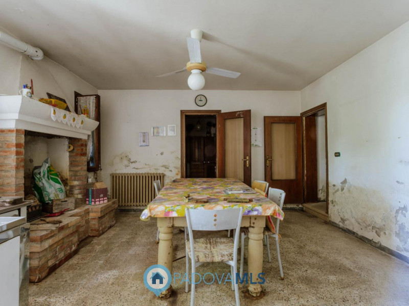 Immobile in esclusiva al Gruppo Padova MLS
Tra le campagne silenziose di Prà D’Este, dove la natu...