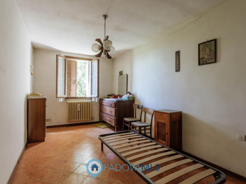 Immobile in esclusiva al Gruppo Padova MLS
Tra le campagne silenziose di Prà D’Este, dove la natu...