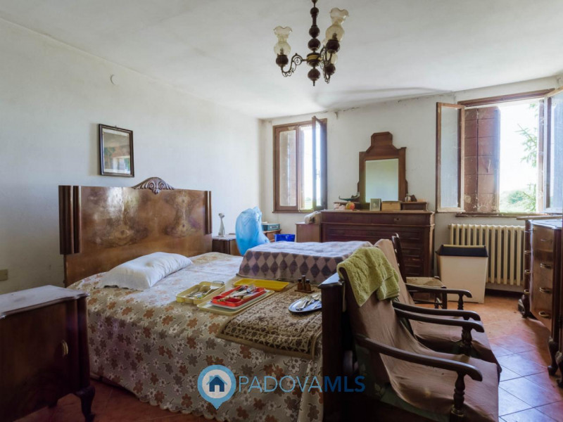 Immobile in esclusiva al Gruppo Padova MLS
Tra le campagne silenziose di Prà D’Este, dove la natu...