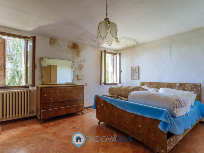 Immobile in esclusiva al Gruppo Padova MLS
Tra le campagne silenziose di Prà D’Este, dove la natu...