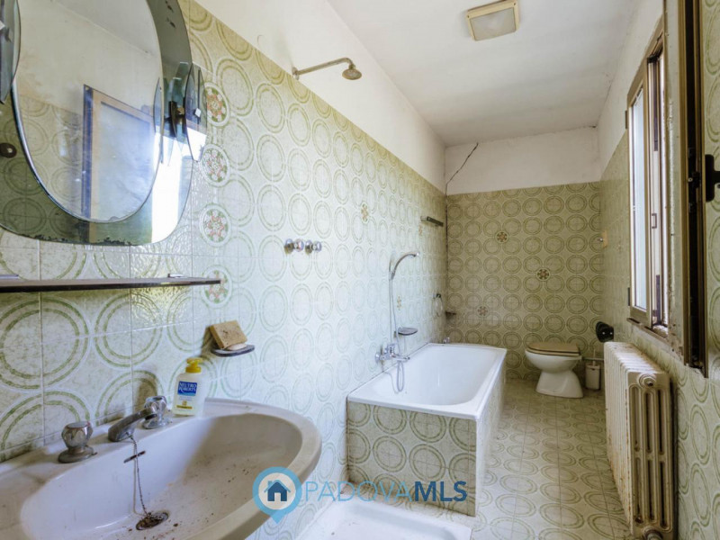 Immobile in esclusiva al Gruppo Padova MLS
Tra le campagne silenziose di Prà D’Este, dove la natu...