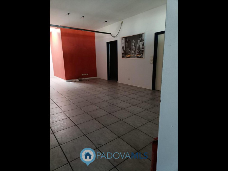 Immobile in esclusiva al Gruppo Padova MLS
Scopri un'opportunità unica in posizione strategica. Q...