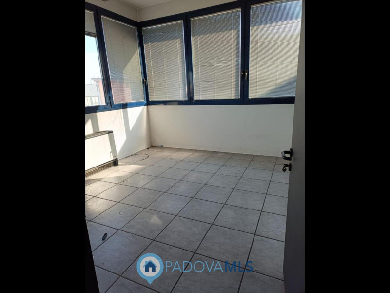 Immobile in esclusiva al Gruppo Padova MLS
Scopri un'opportunità unica in posizione strategica. Q...