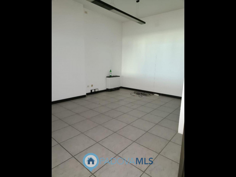 Immobile in esclusiva al Gruppo Padova MLS
Scopri un'opportunità unica in posizione strategica. Q...