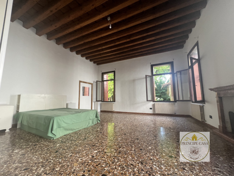 Nel centro storico di Este, proponiamo in vendita appartamento al piano terra con ingresso indipe...