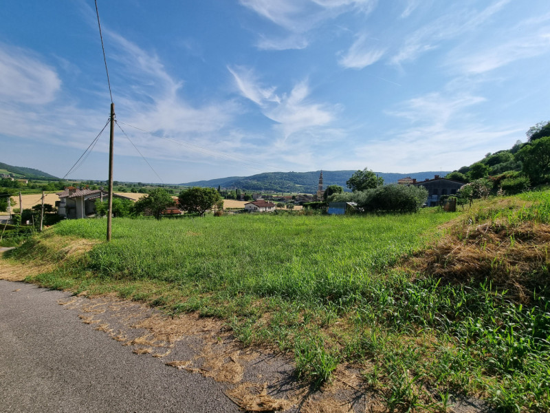 Val Liona (VI) Frazione di San Germano dei Berici, lungo stradina tranquilla proponiamo in Vendit...