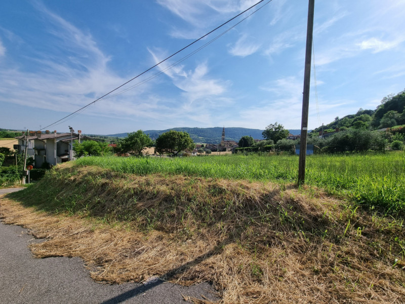 Val Liona (VI) Frazione di San Germano dei Berici, lungo stradina tranquilla proponiamo in Vendit...