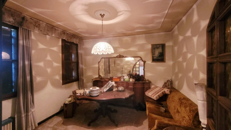 QUESTA CASA SINGOLA E’ COME IL BRUTTO ANATTROCOLO!!

A vederla così può assomigliare ad una class...