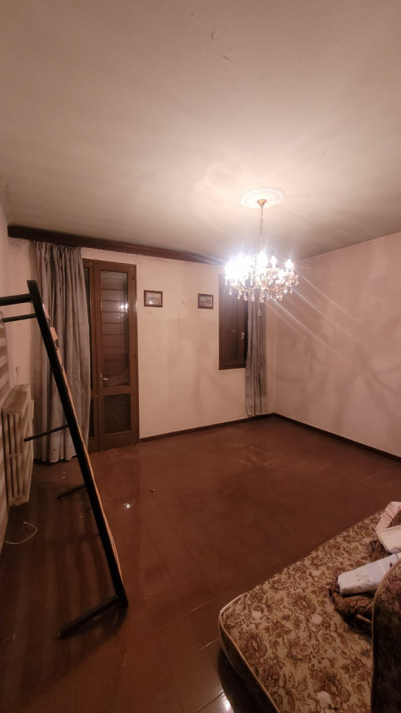 QUESTA CASA SINGOLA E’ COME IL BRUTTO ANATTROCOLO!!

A vederla così può assomigliare ad una class...