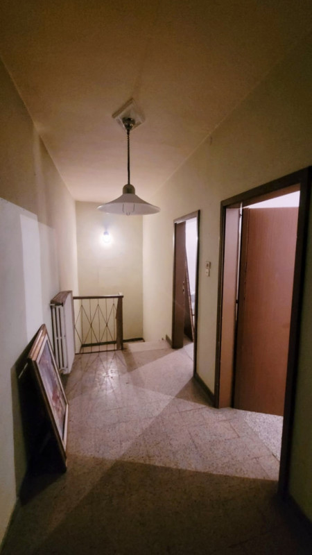 QUESTA CASA SINGOLA E’ COME IL BRUTTO ANATTROCOLO!!

A vederla così può assomigliare ad una class...