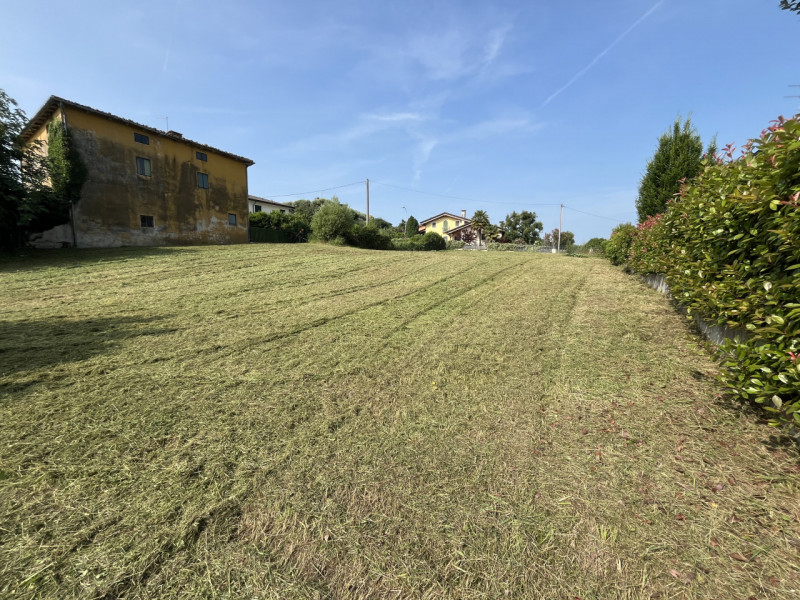 Stai cercando un terreno in zona collinare di Altavilla Vicentina dove progettare e costruire la ...