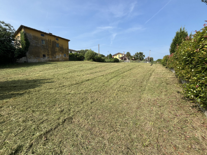 Stai cercando un terreno in zona collinare di Altavilla Vicentina dove progettare e costruire la ...