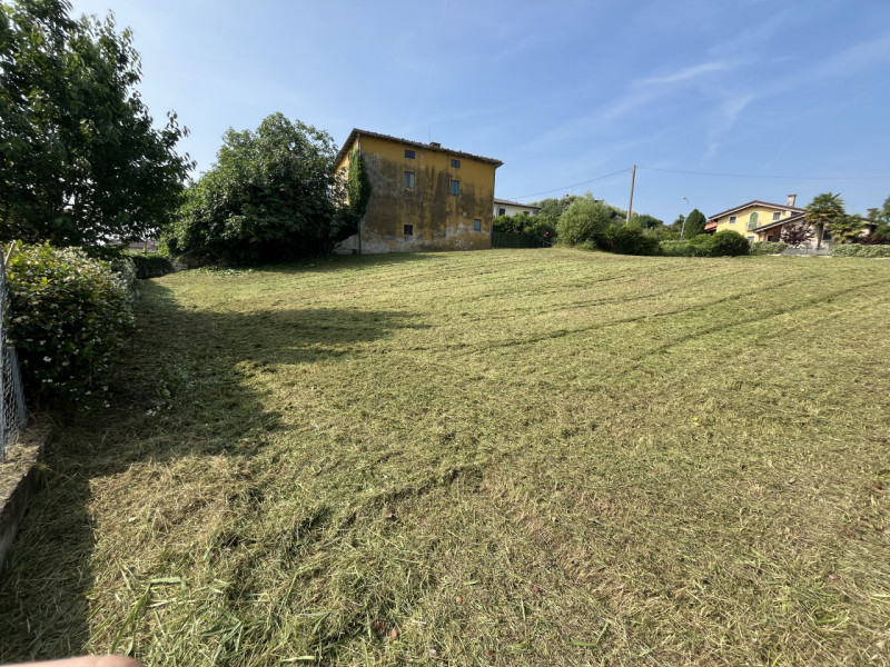 Stai cercando un terreno in zona collinare di Altavilla Vicentina dove progettare e costruire la ...