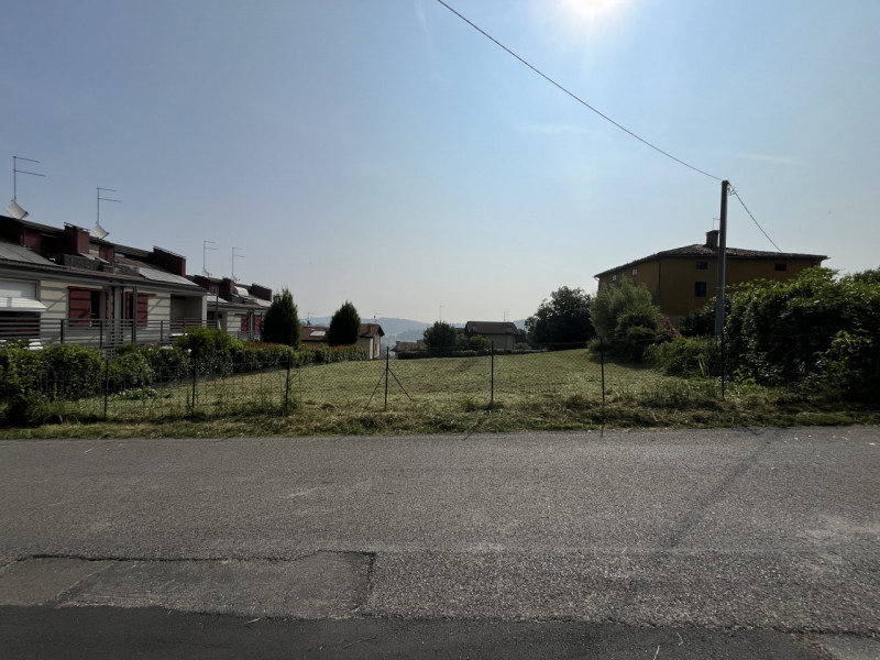 Stai cercando un terreno in zona collinare di Altavilla Vicentina dove progettare e costruire la ...