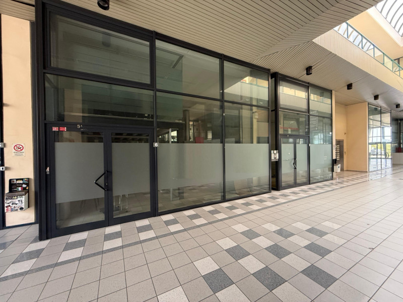 NEGOZIO/UFFICIO SU DUE LIVELLI E CON VETRINE AL PIANO TERRA IN LOCAZIONE A VICENZA - RIF. A8264
I...