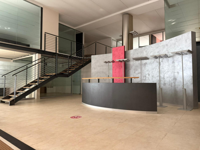 NEGOZIO/UFFICIO SU DUE LIVELLI E CON VETRINE AL PIANO TERRA IN LOCAZIONE A VICENZA - RIF. A8264
I...