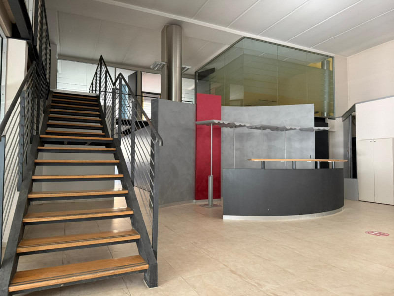 NEGOZIO/UFFICIO SU DUE LIVELLI E CON VETRINE AL PIANO TERRA IN LOCAZIONE A VICENZA - RIF. A8264
I...