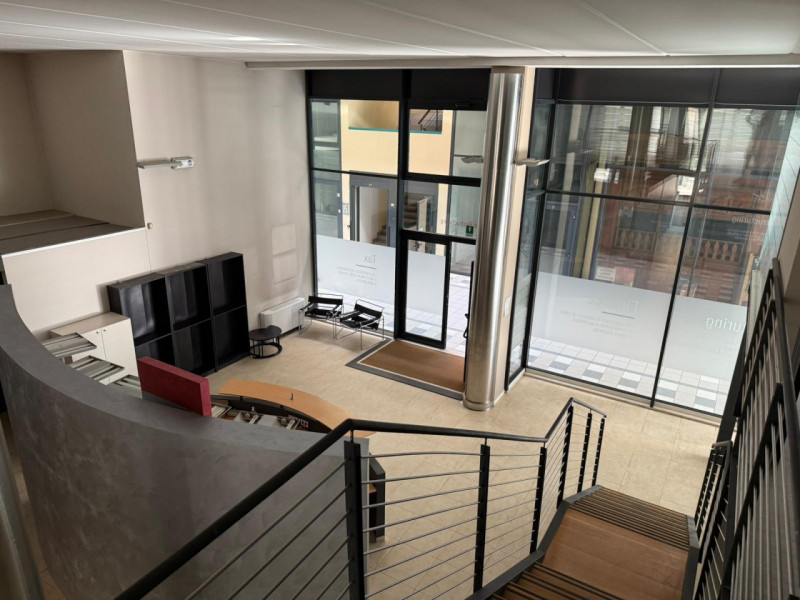 NEGOZIO/UFFICIO SU DUE LIVELLI E CON VETRINE AL PIANO TERRA IN LOCAZIONE A VICENZA - RIF. A8264
I...