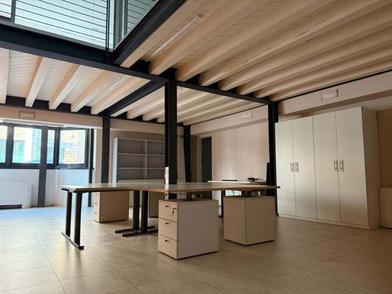 NEGOZIO/UFFICIO SU DUE LIVELLI E CON VETRINE AL PIANO TERRA IN LOCAZIONE A VICENZA - RIF. A8264
I...