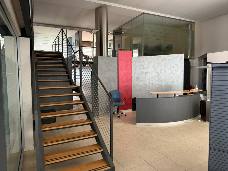 NEGOZIO/UFFICIO SU DUE LIVELLI E CON VETRINE AL PIANO TERRA IN LOCAZIONE A VICENZA - RIF. A8264
I...