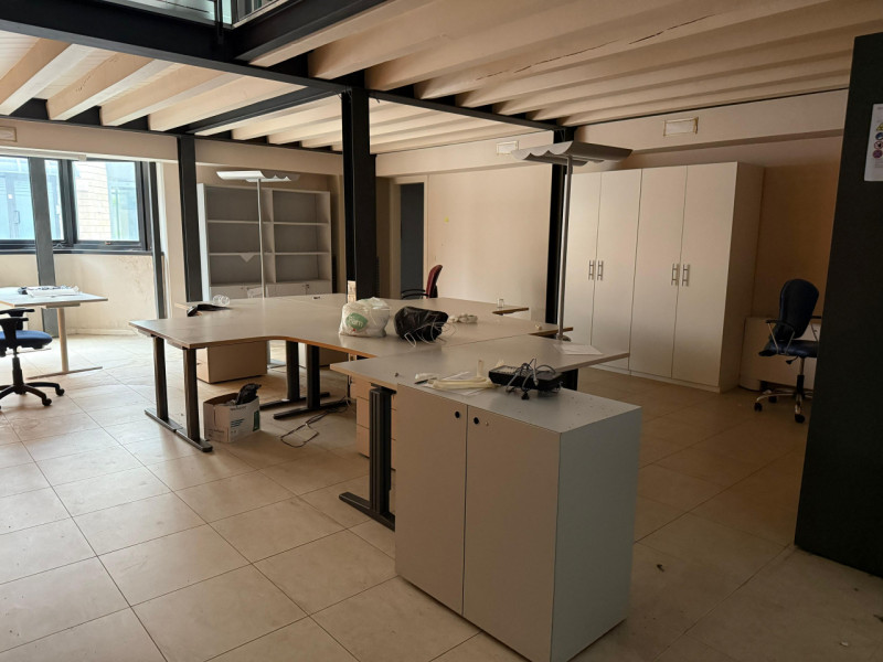 NEGOZIO/UFFICIO SU DUE LIVELLI E CON VETRINE AL PIANO TERRA IN LOCAZIONE A VICENZA - RIF. A8264
I...