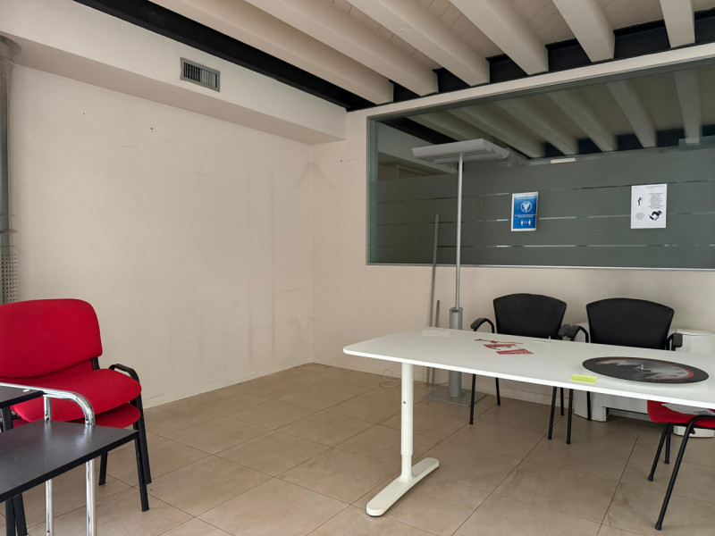 NEGOZIO/UFFICIO SU DUE LIVELLI E CON VETRINE AL PIANO TERRA IN LOCAZIONE A VICENZA - RIF. A8264
I...