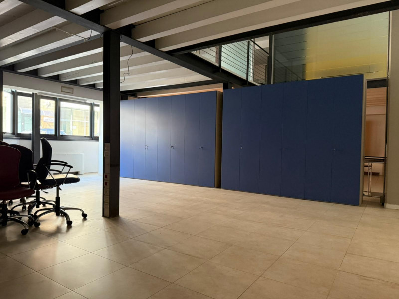 NEGOZIO/UFFICIO SU DUE LIVELLI E CON VETRINE AL PIANO TERRA IN LOCAZIONE A VICENZA - RIF. A8264
I...