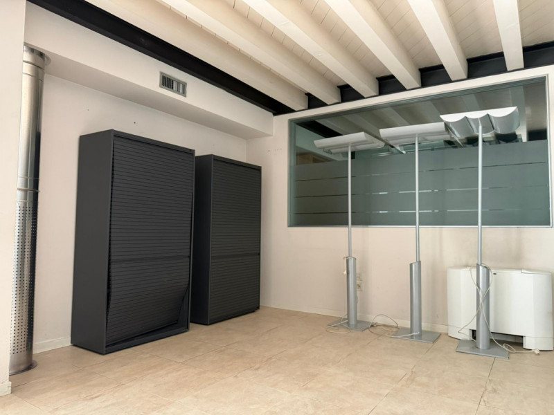 NEGOZIO/UFFICIO SU DUE LIVELLI E CON VETRINE AL PIANO TERRA IN LOCAZIONE A VICENZA - RIF. A8264
I...