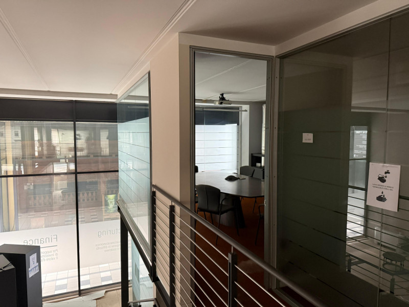 NEGOZIO/UFFICIO SU DUE LIVELLI E CON VETRINE AL PIANO TERRA IN LOCAZIONE A VICENZA - RIF. A8264
I...