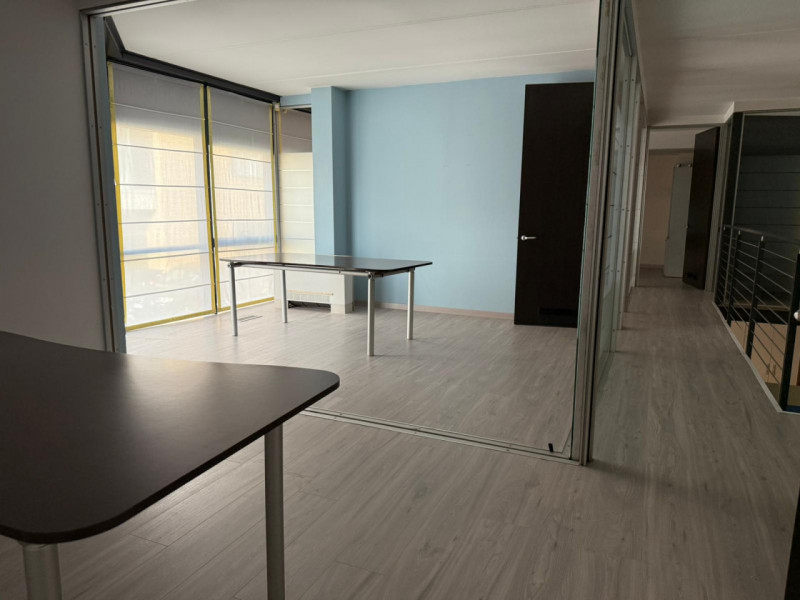 NEGOZIO/UFFICIO SU DUE LIVELLI E CON VETRINE AL PIANO TERRA IN LOCAZIONE A VICENZA - RIF. A8264
I...