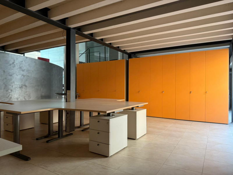 NEGOZIO/UFFICIO SU DUE LIVELLI E CON VETRINE AL PIANO TERRA IN LOCAZIONE A VICENZA - RIF. A8264
I...