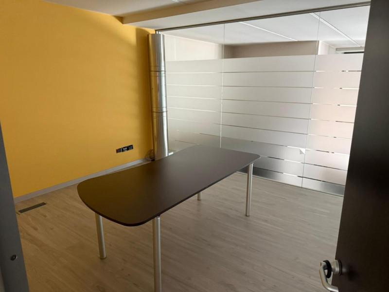 NEGOZIO/UFFICIO SU DUE LIVELLI E CON VETRINE AL PIANO TERRA IN LOCAZIONE A VICENZA - RIF. A8264
I...