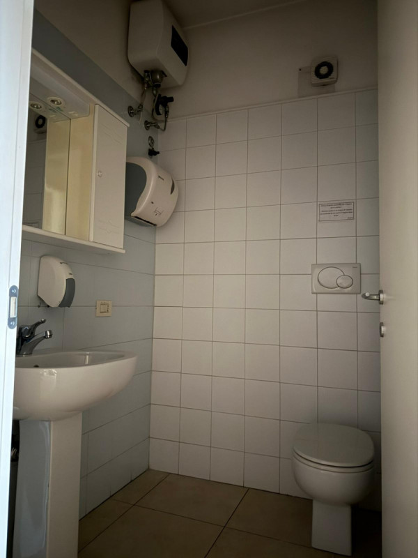 NEGOZIO/UFFICIO SU DUE LIVELLI E CON VETRINE AL PIANO TERRA IN LOCAZIONE A VICENZA - RIF. A8264
I...