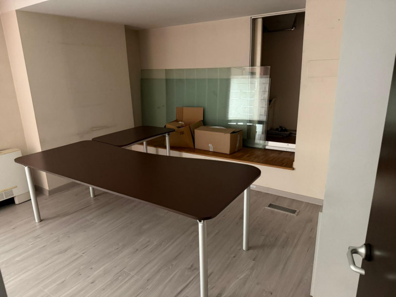 NEGOZIO/UFFICIO SU DUE LIVELLI E CON VETRINE AL PIANO TERRA IN LOCAZIONE A VICENZA - RIF. A8264
I...