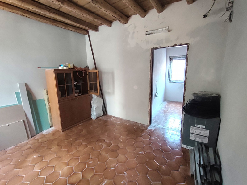 In vendita palazzo d’epoca, situato nel pieno centro storico, in una via tranquilla e silenziosa ...