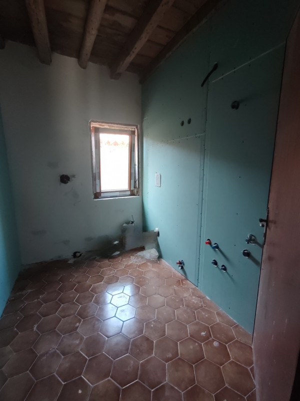 In vendita palazzo d’epoca, situato nel pieno centro storico, in una via tranquilla e silenziosa ...