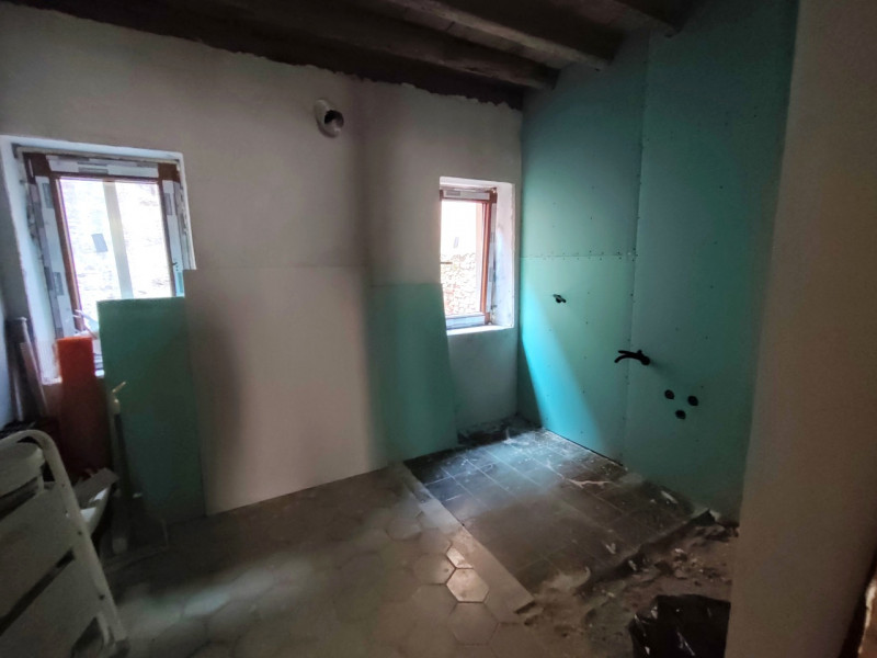 In vendita palazzo d’epoca, situato nel pieno centro storico, in una via tranquilla e silenziosa ...