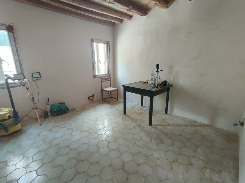 In vendita palazzo d’epoca, situato nel pieno centro storico, in una via tranquilla e silenziosa ...