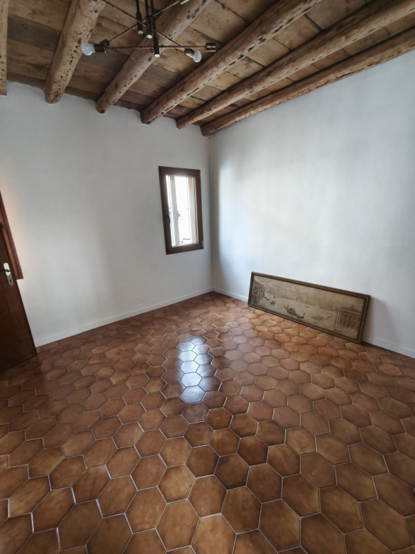 In vendita palazzo d’epoca, situato nel pieno centro storico, in una via tranquilla e silenziosa ...