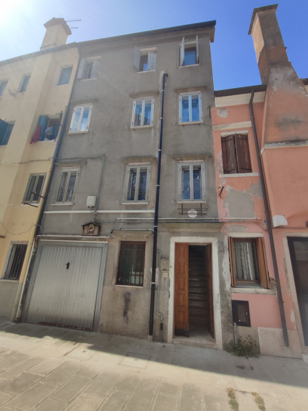 Na sprzedaż oferujemy kamienice po remoncie ,zlokalizowany w samym centrum Starego Miasta – przy ...