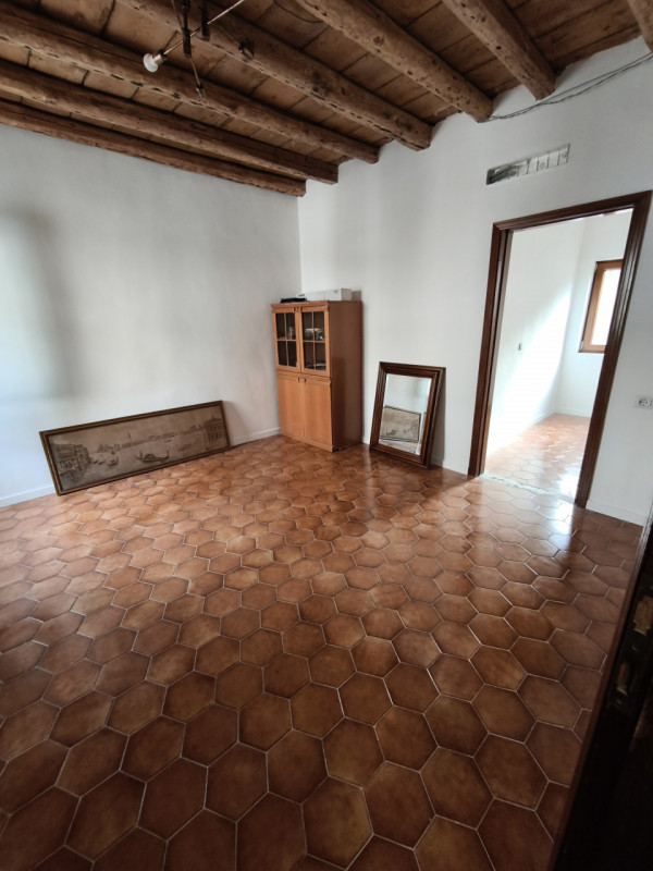 Na sprzedaż oferujemy kamienice po remoncie ,zlokalizowany w samym centrum Starego Miasta – przy ...