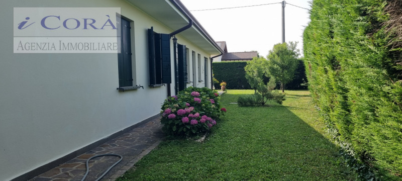 Situato nel cuore di Cervarese Santa Croce, questo affascinante villino sviluppato intermante al ...