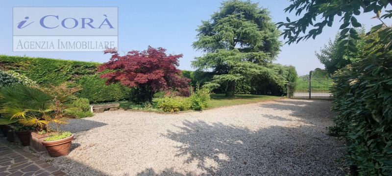 Situato nel cuore di Cervarese Santa Croce, questo affascinante villino sviluppato intermante al ...