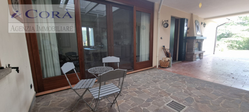 Situato nel cuore di Cervarese Santa Croce, questo affascinante villino sviluppato intermante al ...