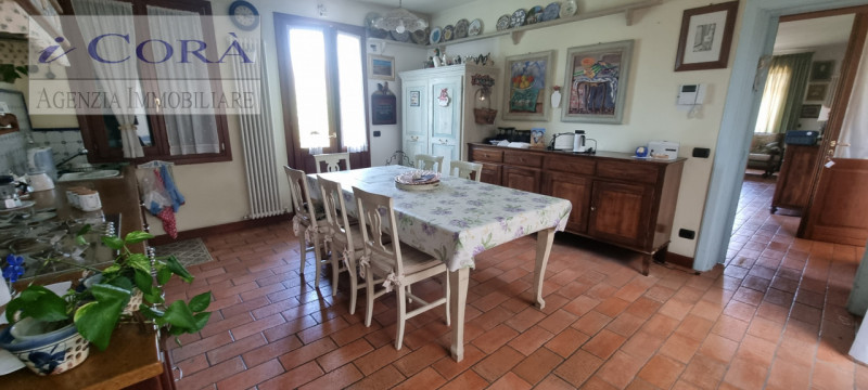 Situato nel cuore di Cervarese Santa Croce, questo affascinante villino sviluppato intermante al ...