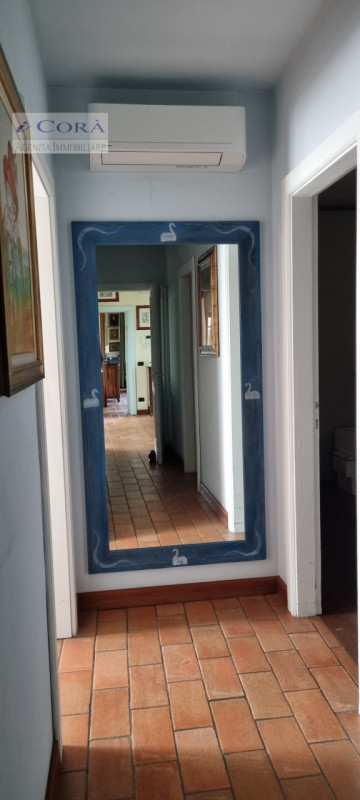 Situato nel cuore di Cervarese Santa Croce, questo affascinante villino sviluppato intermante al ...