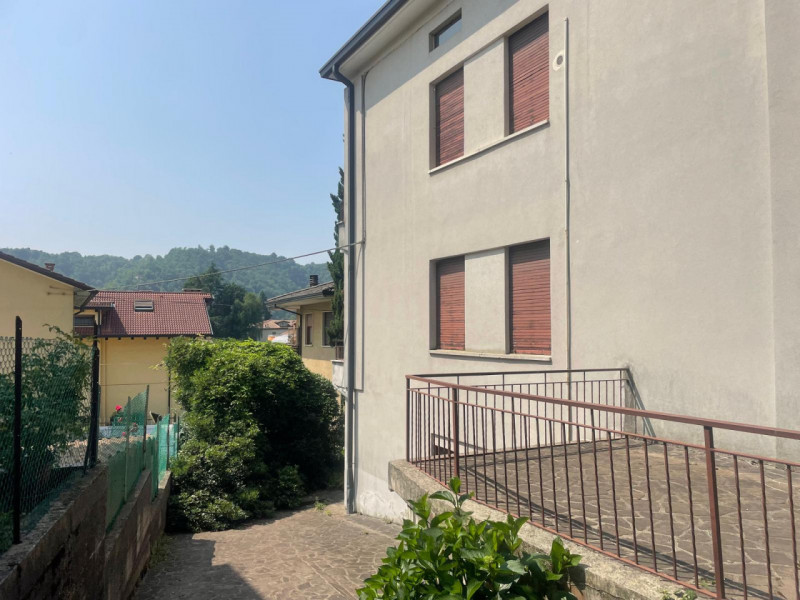 In zona residenziale e comoda a tutti i servizi, proponiamo casa singola disposta su tre piani co...