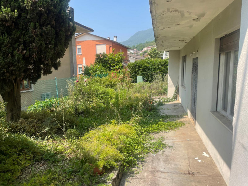 In zona residenziale e comoda a tutti i servizi, proponiamo casa singola disposta su tre piani co...