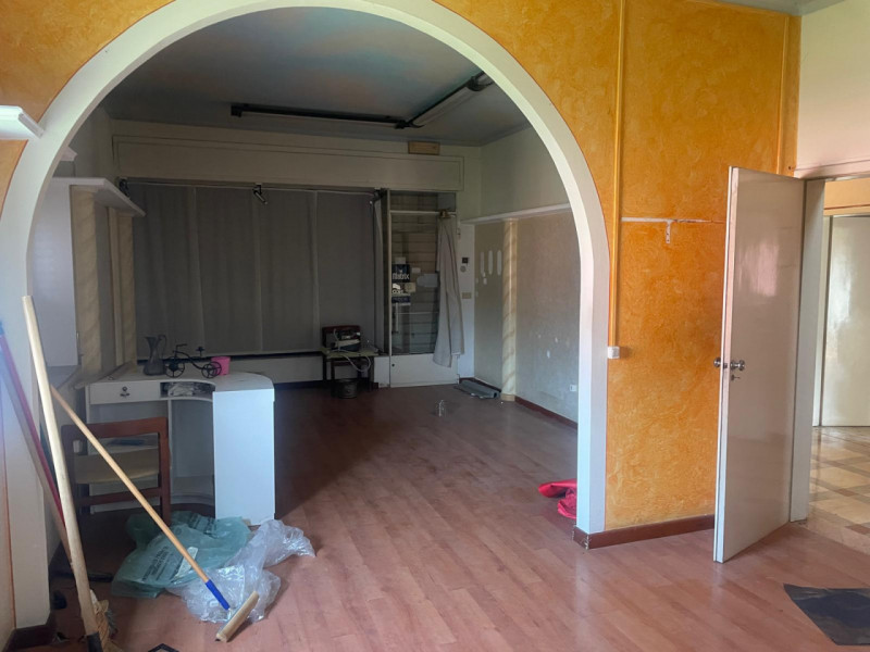 In zona residenziale e comoda a tutti i servizi, proponiamo casa singola disposta su tre piani co...