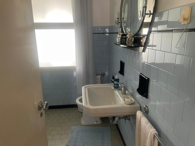 In zona residenziale e comoda a tutti i servizi, proponiamo casa singola disposta su tre piani co...